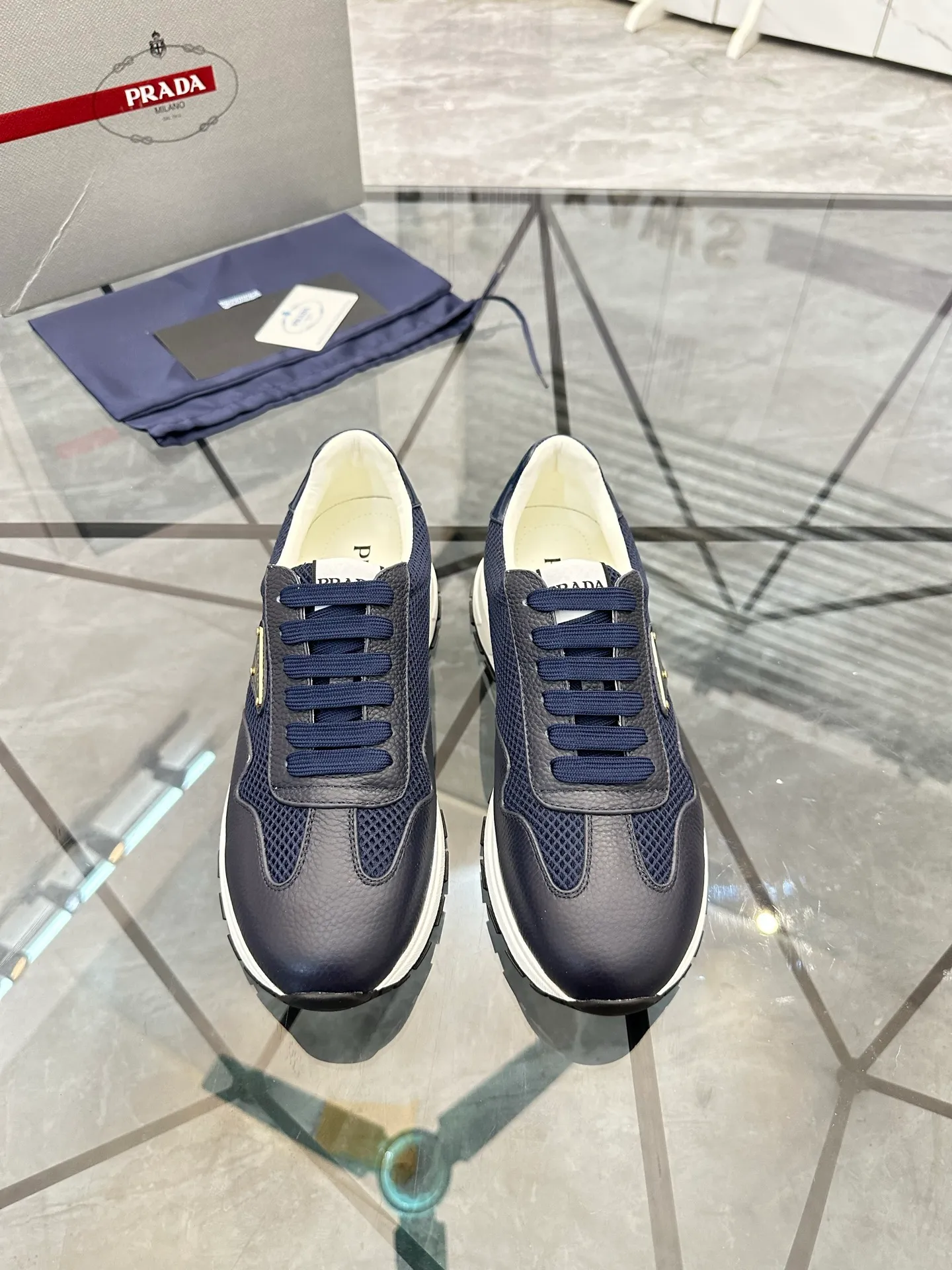 Men's shoes: 💰P600¥ High-end top quality Product trademark: Prada *"Prada*" low-top casual shoes Regular size: 38-45 (can be customized to 46) Product materials: imported first-layer cowhide stitching original material on the upper, water-dyed cowhide lining, cowhide foot pads, original outsole. No.: 001